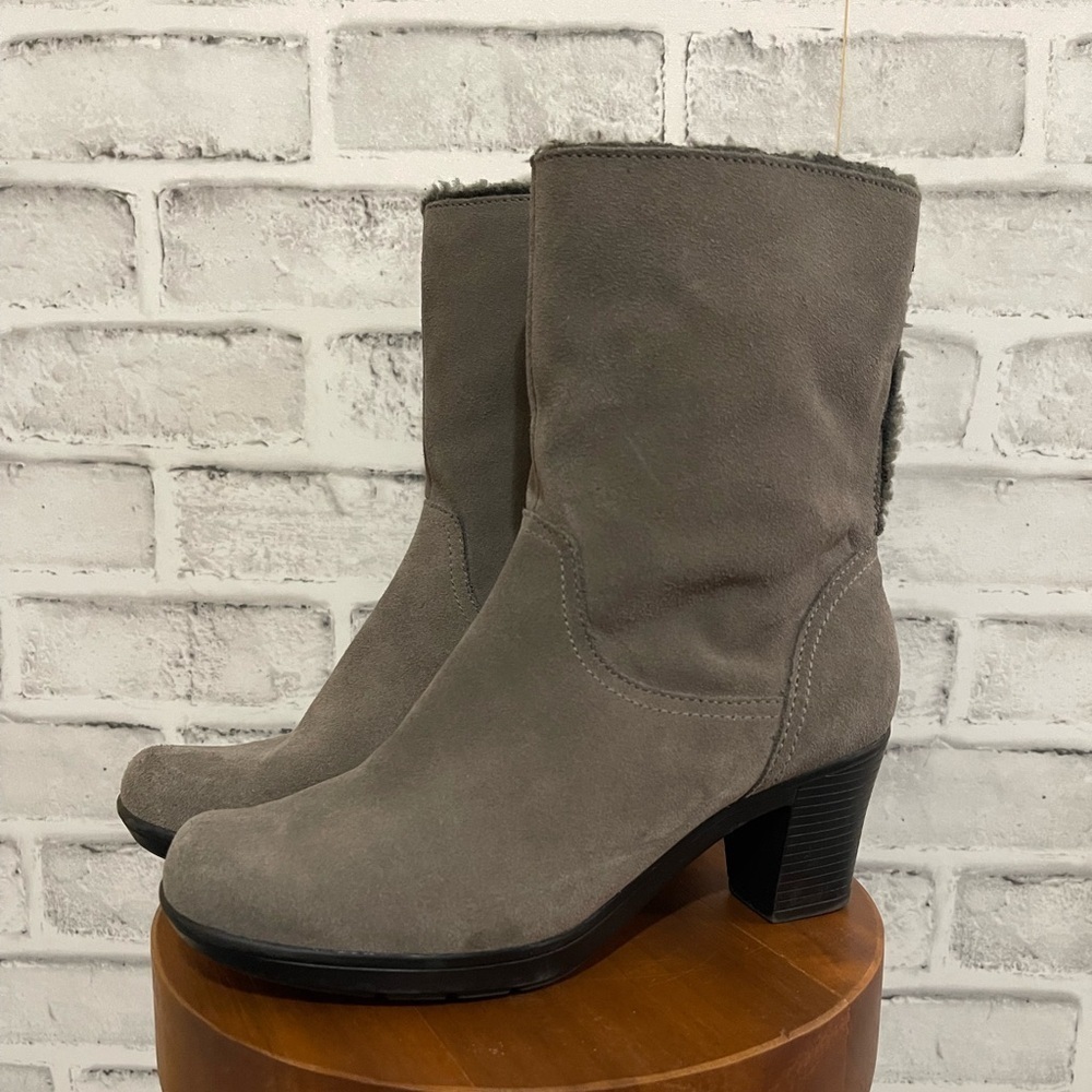 Women’s Clarks gray suede bendable Dream Moto fur booties boots fashion 6.5